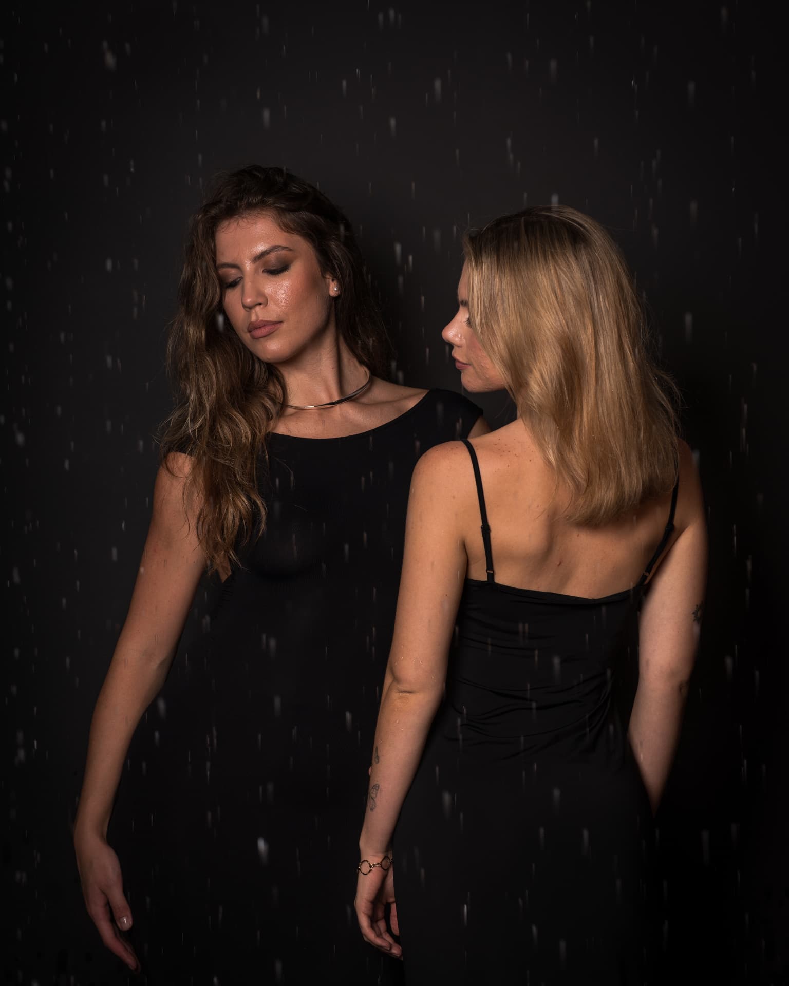 Rain Room — portret dwóch kobiet w deszczu