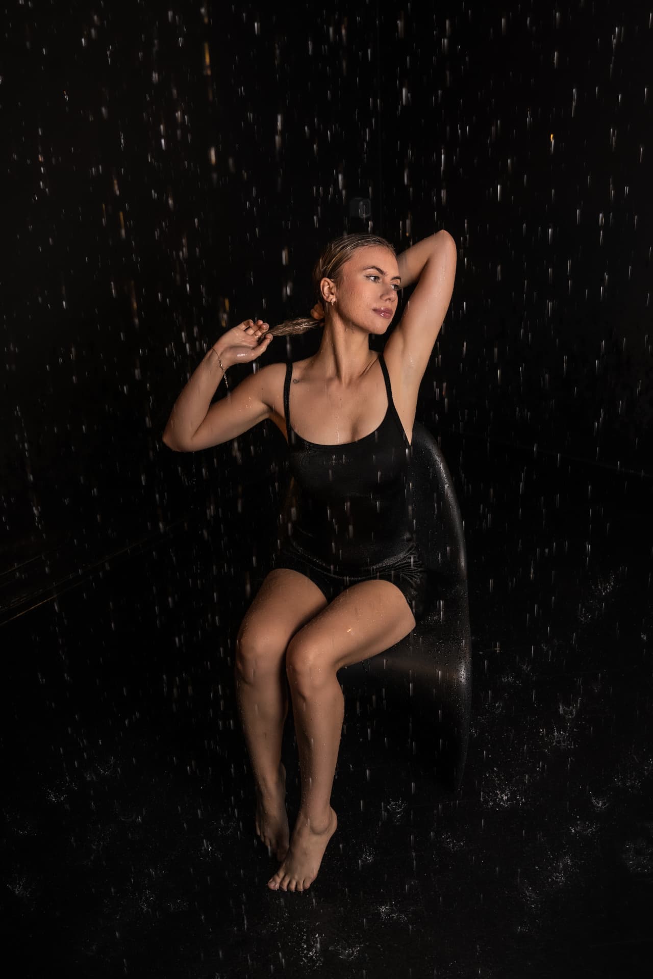 Rain Room — portret w czarnym stroju w deszczu