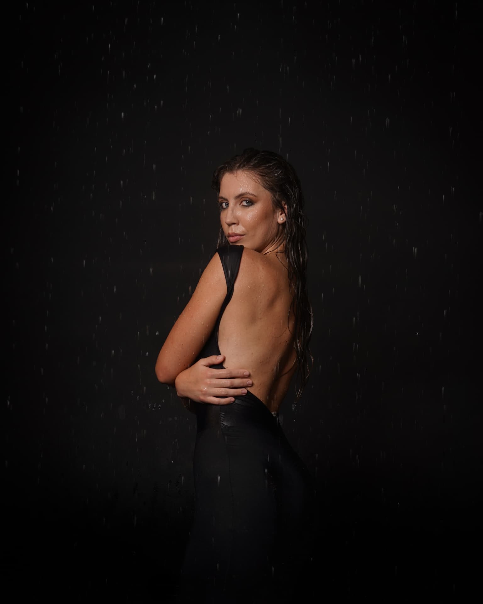 Rain Room — portret kobiety w czerni w deszczu