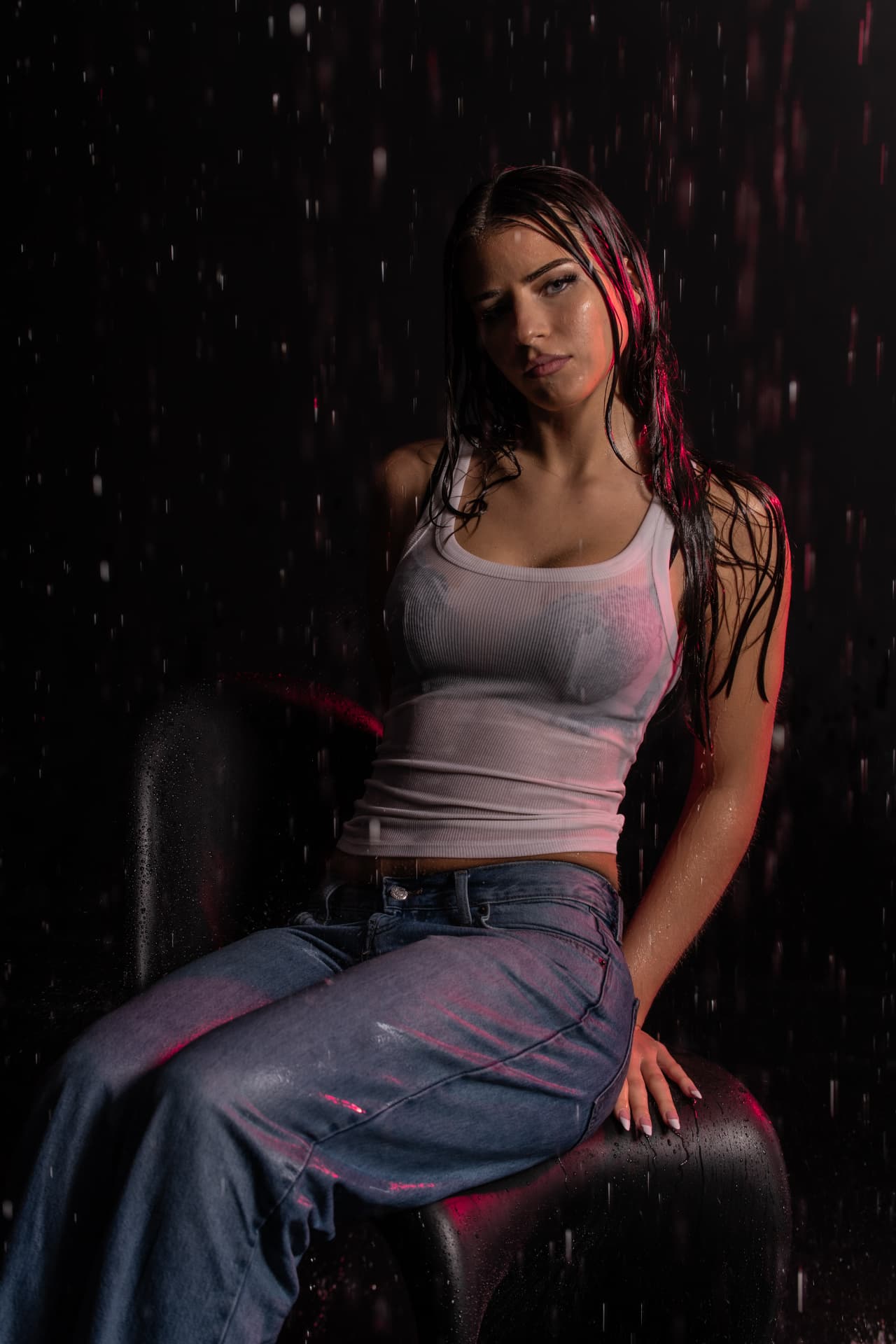 Rain Room — portret kobiety w deszczu i czerwonym świetle