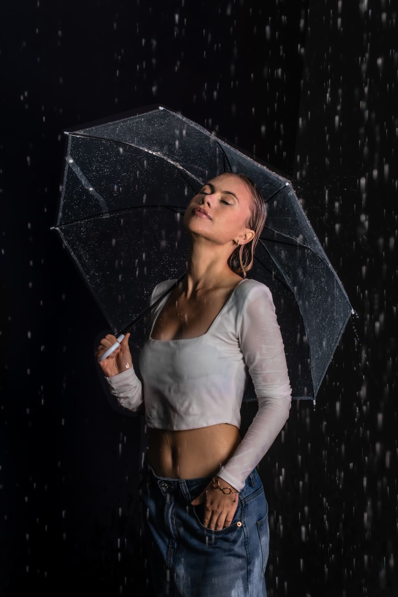 Rain Room — portret z transparentnym parasolem