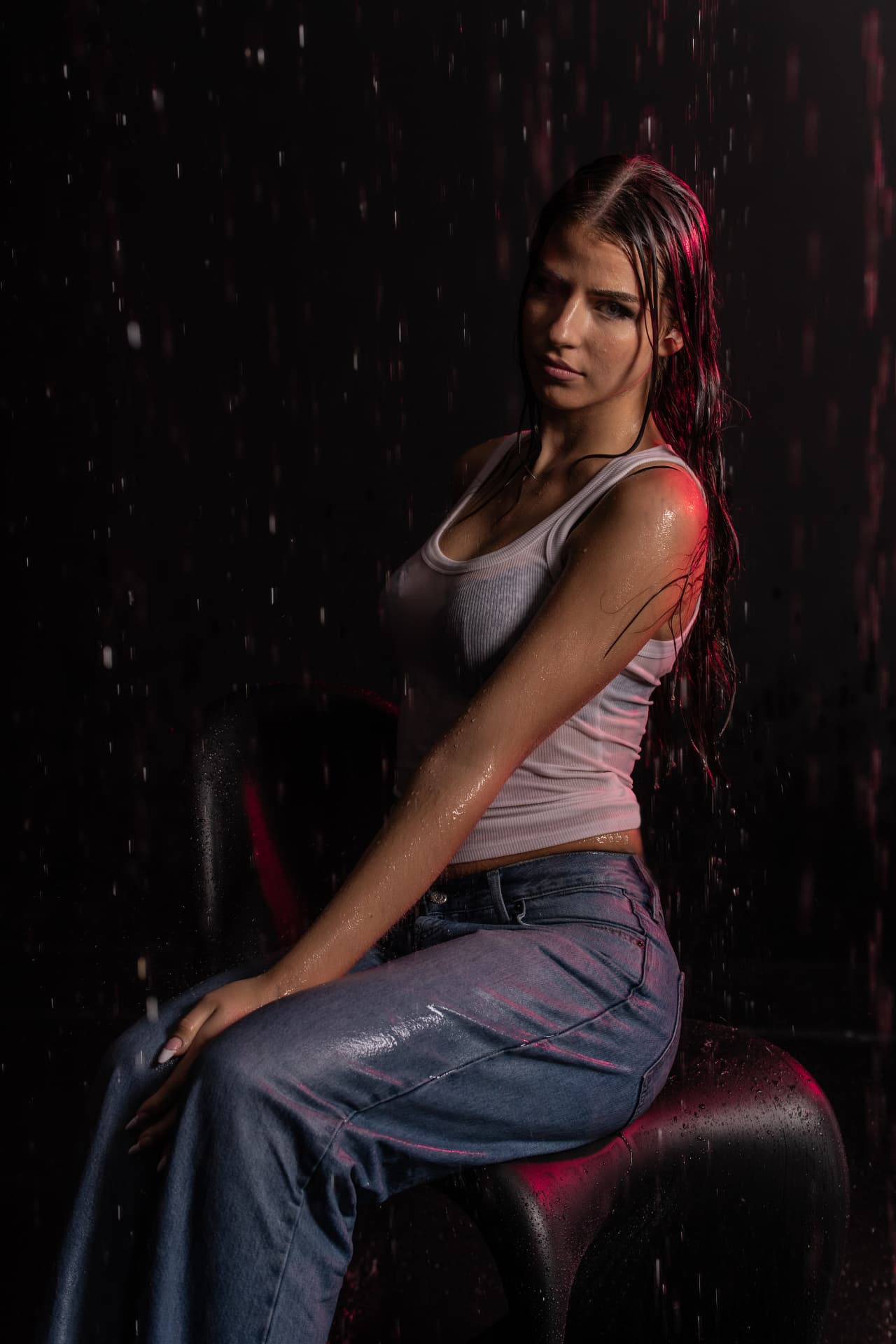 Rain Room — kobiecy portret w świetle i deszczu