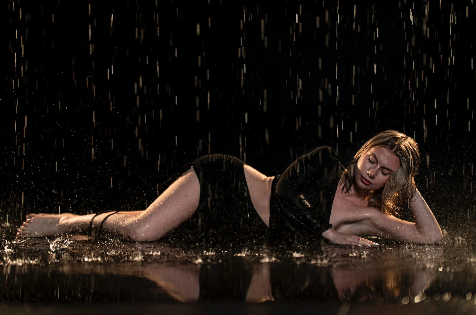 Rain Room — sylwetka w wodzie i odbiciach