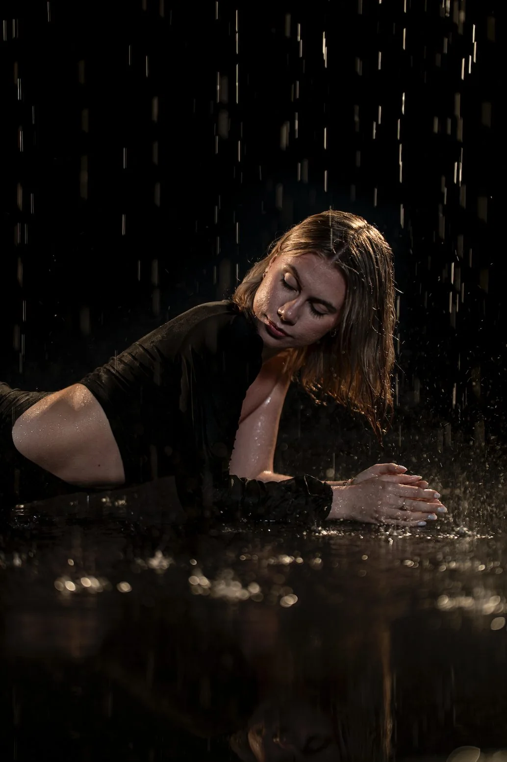 Sesja Rain Room — kobieta w deszczu, studio w Zielonej Górze